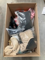 Lot 363  
            Edinburgh SR34 - Delivery Only 

                
QUANTITY OF PET PRODUCTS ITEMS TO INCLUDE VIVIAGLORY DOG HARNESS: LOCATION - F