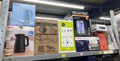 Lot 383  
            Edinburgh SR34 - Delivery Only 

                
QUANTITY OF ITEMS TO INCLUDE RUSSELL HOBBS ILLUMINATING 1.7L ELECTRIC CORDLESS GL...