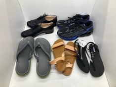 Lot 477  
            Edinburgh SR34 - Delivery Only 

                
QUANTITY OF CLOTHING & APPAREL ITEMS TO INCLUDE MIZUNO MEN'S WAVE PROPHECY 12 WAT...