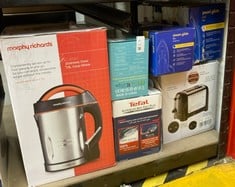 Lot 57  
            Edinburgh SR34 - Delivery Only 

                
QUANTITY OF KITCHEN & APPLIANCES ITEMS TO INCLUDE RUSSELL HOBBS DUAL VOLTAGE STEA...