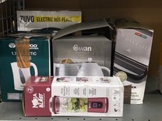 Lot 122  
            Edinburgh SR24 - Delivery Only 

                
QUANTITY OF KITCHEN & APPLIANCES ITEMS TO INCLUDE DAEWOO ESSENTIALS 1.7L FAST BOI...