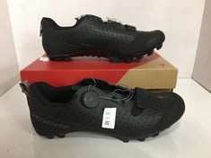 Lot 252  
            Edinburgh SR24 - Delivery Only 

                
BODY GEOMETRY RECON 2 CYCLING SHOES BLACK SIZE 9.5/44 ORIGINAL RRP 145:: LOCATION...