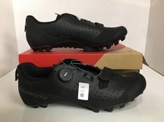 Lot 253  
            Edinburgh SR24 - Delivery Only 

                
BODY GEOMETRY RECON 2 CYCLING SHOES BLACK SIZE 10 ORIGINAL RRP 145:: LOCATION - R...