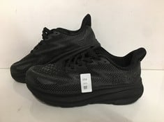Lot 254  
            Edinburgh SR24 - Delivery Only 

                
HOKA CLIFTON 9 BLACK TRAINERS SIZE 6 ORIGINAL RRP £150:: LOCATION - RACK E