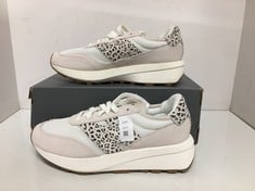 Lot 269  
            Edinburgh SR24 - Delivery Only 

                
NEW BALANCE 370 WHITE AND LEOPARD PRINT COLOURWAY SIZE UK 6 - ORIGINAL RRP £120::...