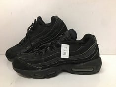 Lot 273  
            Edinburgh SR24 - Delivery Only 

                
MEN'S NIKE AIR MAX 95 TRAINERS IN BLACK SIZE UK 7- ORIGINAL RRP £175:: LOCATION -...
