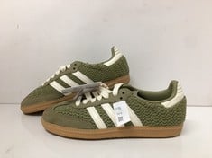 Lot 276  
            Edinburgh SR24 - Delivery Only 

                
ADIDAS SAMBA OG KNITTED GREEN SIZE 3.5 :: LOCATION - RACK E