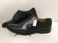 Lot 280  
            Edinburgh SR24 - Delivery Only 

                
CHARLES TYRWHITT BLACK LEATHER LACE-UP DRESS SHOES SIZE UK 10 1/2 - ORIGINAL RRP ...