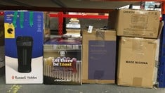 Lot 315  
            Edinburgh SR24 - Delivery Only 

                
QUANTITY OF KITCHEN & APPLIANCES ITEMS TO INCLUDE RUSSELL HOBBS HONEYCOMB 2 SLICE...