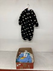Lot 454  
            Edinburgh SR24 - Delivery Only 

                
QUANTITY OF CLOTHING & APPAREL ITEMS  TO INCLUDE JOHN LEWIS CHILDRENS TEAL TROUSE...