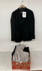 Lot 462  
            Edinburgh SR24 - Delivery Only 

                
QUANTITY OF CLOTHING & APPAREL ITEMS  TO INCLUDE JOHN LEWIS LINEN TROUSERS GREY S...