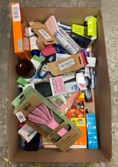 Lot 215  
            Edinburgh SR23 - Delivery Only 

                
QUANTITY OF HEALTH & BEAUTY ITEMS TO INCLUDE WET BRUSH GO GREEN CURL DETANGLER HA...