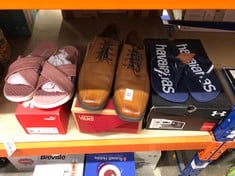 Lot 288  
            Edinburgh SR23 - Delivery Only 

                
QUANTITY OF CLOTHING & APPAREL ITEMS TO INCLUDE UNDER ARMOUR RUNNING SHOES BLACK ...