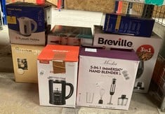 Lot 410  
            Edinburgh SR23 - Delivery Only 

                
QUANTITY OF KITCHEN & APPLIANCES ITEMS TO INCLUDE RUSSELL HOBBS ELECTRIC 0.85L TR...