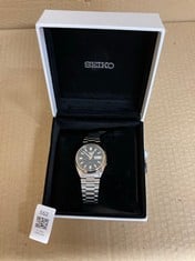 Lot 552  
            Edinburgh SR23 - Delivery Only 

                
SEIKO NAVY FACE STAINLESS STEEL STRAP MENS WATCH: LOCATION - D RACK