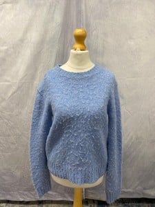 Lot 100  
            Edinburgh SR20 - Delivery Only 

                
HELMUT LANG JUMPER IN LIGHT BLUE WOOL, SIZE: INT | XS, ORIGINAL RRP £320: LOCATIO...