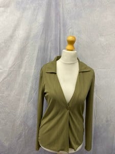 Lot 103  
            Edinburgh SR20 - Delivery Only 

                
REFORMATION KNIT LOOSE TOP IN GREEN POLYESTER, SIZE: INT | XS, ORIGINAL RRP £200:...