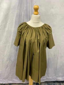Lot 105  
            Edinburgh SR20 - Delivery Only 

                
JIL SANDER GATHERED SHORT SLEEVES TOP IN OLIVE GREEN COTTON, SIZE: NO SIZE, ORIGI...