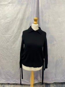 Lot 113  
            Edinburgh SR20 - Delivery Only 

                
FRAME SIDE TIE SWEATER IN BLACK CASHMERE, SIZE NO SIZE: , ORIGINAL RRP £370: LOCA...