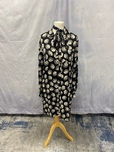 Lot 15  
            Edinburgh SR20 - Delivery Only 

                
DIANE VON FURSTENBERG FLORAL PRINT SHIRT DRESS IN BLACK SILK, SIZE: 6, ORIGINAL R...