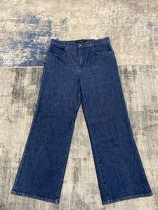 Lot 173  
            Edinburgh SR20 - Delivery Only 

                
J BRAND JOAN HIGH RISE WIDE LEG CROP JEANS IN BLUE COTTON, SIZE: JEANS29, ORIGINA...