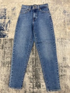 Lot 174  
            Edinburgh SR20 - Delivery Only 

                
LEVI'S HIGH WAISTED MOM JEANS IN BLUE COTTON DENIM, SIZE: 24: LOCATION - CLOTHES ...