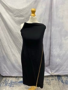 Lot 179  
            Edinburgh SR20 - Delivery Only 

                
DONNA KARAN SIGNATURE ASYMMETRIC ZIP MIDI SKIRT IN BLACK WOOL, SIZE:  42, ORIGINA...