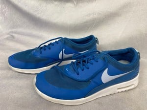 Lot 197  
            Edinburgh SR20 - Delivery Only 

                
NIKE AIR MAX THEA IN BLUE RUBBER, SIZE: 39: LOCATION - CLOTHES RACK