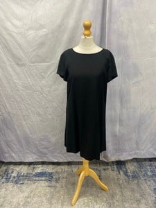 Lot 19  
            Edinburgh SR20 - Delivery Only 

                
ALICE + OLIVIA SHIFT DRESS IN BLACK VISCOSE, SIZE: 4, ORIGINAL RRP £360: LOCATION...