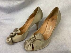 Lot 200  
            Edinburgh SR20 - Delivery Only 

                
BLUMARINE PEEP TOE BOW PUMPS IN GREY SATIN, SIZE: 38, ORIGINAL RRP £370: LOCATION...