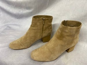 Lot 201  
            Edinburgh SR20 - Delivery Only 

                
SAM EDELMAN ANKLE BOOTS IN BEIGE SUEDE, SIZE: 9.5, ORIGINAL RRP £110: LOCATION - ...