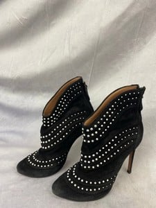 Lot 202  
            Edinburgh SR20 - Delivery Only 

                
ALAIA STUDDED PEARLS ANKLE BOOTS IN BLACK SUEDE, SIZE: 39, ORIGINAL RRP £1046: LO...