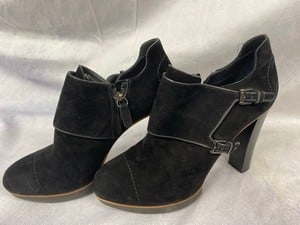 Lot 203  
            Edinburgh SR20 - Delivery Only 

                
TOD'S ANKLE BOOTS IN BLACK SUEDE, SIZE: EU | 40, ORIGINAL RRP £590: LOCATION - CL...