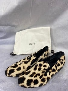 Lot 207  
            Edinburgh SR20 - Delivery Only 

                
CÉLINE LOAFERS IN ANIMAL PRINT PONYHAIR, SIZE: 37.5, ORIGINAL RRP £965: LOCATION ...