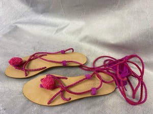 Lot 208  
            Edinburgh SR20 - Delivery Only 

                
LOEFFLER RANDALL LACE UP POMPOM SANDALS IN BROWN LEATHER, SIZE: 8, ORIGINAL RRP £...