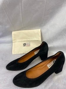 Lot 209  
            Edinburgh SR20 - Delivery Only 

                
LANVIN BLOCK-HEELED PUMPS IN BLACK SUEDE, SIZE: 37, ORIGINAL RRP £430: LOCATION -...