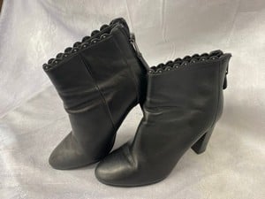 Lot 212  
            Edinburgh SR20 - Delivery Only 

                
COACH TERENCE ANKLE BOOTS IN BLACK LEATHER, SIZE: 35, ORIGINAL RRP £265: LOCATION...