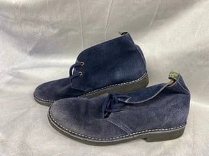Lot 216  
            Edinburgh SR20 - Delivery Only 

                
POLO RALPH LAUREN TALAN CHUKKA BOOT IN BLUE SUEDE, SIZE: 44: LOCATION - CLOTHES RACK