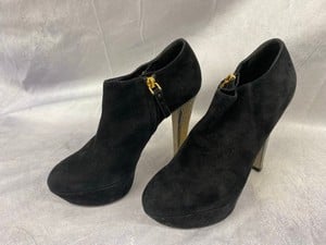 Lot 217  
            Edinburgh SR20 - Delivery Only 

                
SERGIO ROSSI EMBELLISHED ANKLE BOOTIE IN BLACK SUEDE, SIZE: 36, ORIGINAL RRP £830...