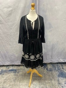 Lot 21  
            Edinburgh SR20 - Delivery Only 

                
KATE SPADE EMBROIDERED DRESS IN BLACK RAYON, SIZE: 6, ORIGINAL RRP £240: LOCATION...
