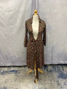 Lot 24  
            Edinburgh SR20 - Delivery Only 

                
DIANE VON FURSTENBERG LADIES PATTERENED DRESS SIZE - 4: LOCATION - CLOTHES RACK