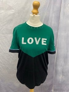 Lot 45  
            Edinburgh SR20 - Delivery Only 

                
MAJE TOEVI LOVE EMBROIDERED BICOLOR T-SHIRT IN GREEN AND BLACK COTTON, SIZE: 1, O...
