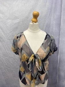 Lot 50  
            Edinburgh SR20 - Delivery Only 

                
DIANE VON FURSTENBERG PRINTED PUSSY BOW TOP IN MULTICOLOR SILK, SIZE: 10, ORIGINA...