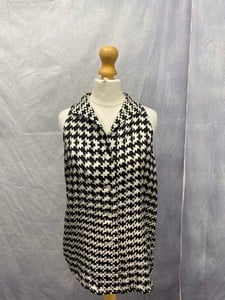 Lot 51  
            Edinburgh SR20 - Delivery Only 

                
MAX MARA SLEEVELESS COLLARED BLOUSE IN BLACK PRINT SILK, SIZE: INT | S, ORIGINAL ...