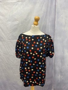 Lot 52  
            Edinburgh SR20 - Delivery Only 

                
SEE BY CHLOE HEART PRINT BLOUSE IN BLACK VISCOSE, SIZE: 36, ORIGINAL RRP £295: LO...