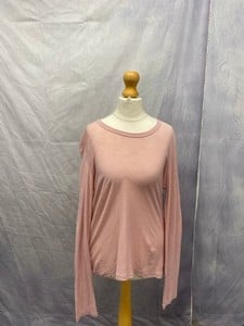 Lot 53  
            Edinburgh SR20 - Delivery Only 

                
JAMES PERSE LONG SLEEVE CREW NECK TEE IN PINK COTTON, SIZE: 2: LOCATION - CLOTHES...