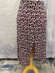 Lot 58  
            Edinburgh SR20 - Delivery Only 

                
MAJE JIPANTA LEOPARD PRINT FRONT SLIT SKIRT IN PINK CUPRO, SIZE: 34, ORIGINAL RRP...