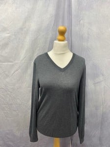 Lot 72  
            Edinburgh SR20 - Delivery Only 

                
BOSS V-NECK SLIM-FIT SWEATER IN GREY WOOL, SIZE: INT | M, ORIGINAL RRP £121: LOCA...