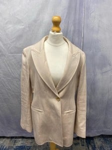 Lot 80  
            Edinburgh SR20 - Delivery Only 

                
JOSEPH HAMPSON JACKET IN LIGHT PINK RAMIE COTTON, SIZE: 44, ORIGINAL RRP £595: LO...