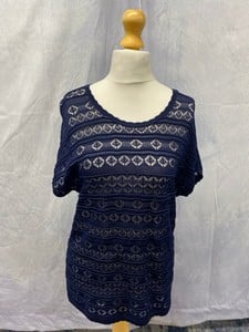 Lot 98  
            Edinburgh SR20 - Delivery Only 

                
DIANE VON FURSTENBERG KNITTED TOP IN NAVY BLUE VISCOSE, SIZE: 2, ORIGINAL RRP £25...
